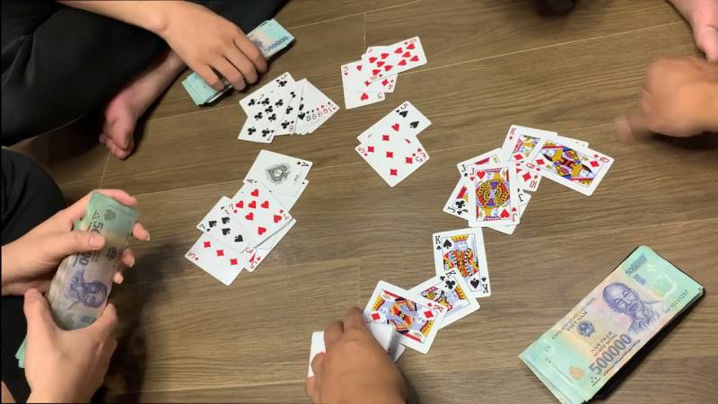 Đánh lừa đối thủ để lấy bài mình cần