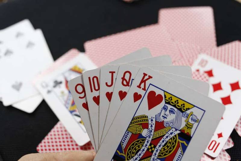 Đừng để lộ bài khi bốc hoặc bỏ bài